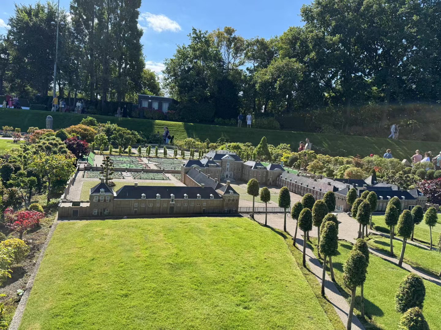 马德罗丹小人国